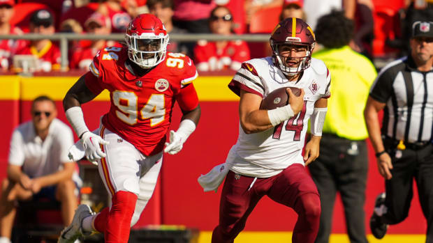 Washington Commanders quarterback Sam Howell (14) runs from Kansas City Chiefs defender Malik Herring (94)